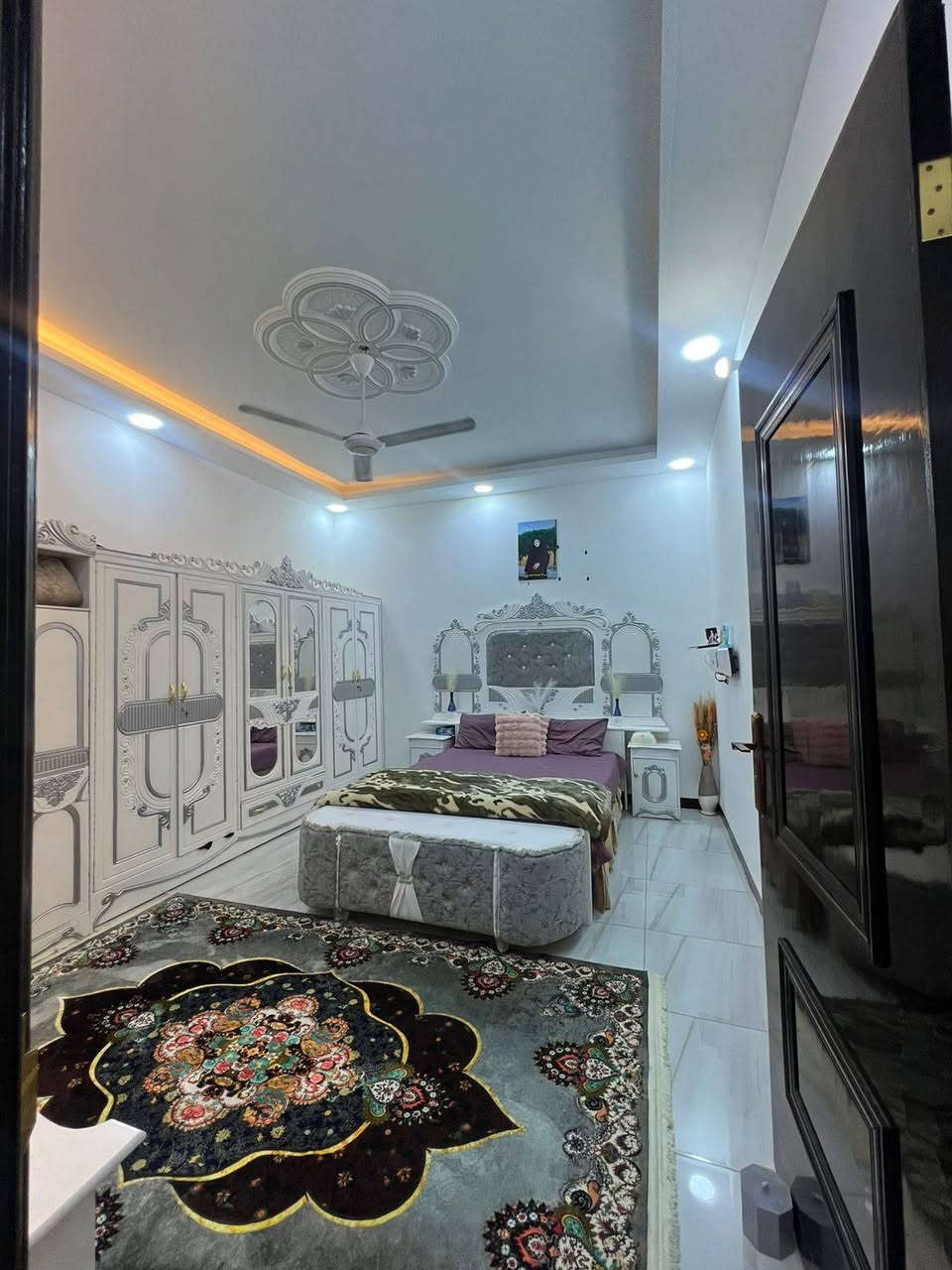 السلام عليكم ورحمه الله وبركاته 
بيت ٢٣٠متر طابو زراعي سند٢٥ تحويل مباشر بأسم المشتري 
البيت ماشاء الله يعجز عن الوصف
جديد وبناء سنة ٢٠٢٥
يتكون من ٤ غرف
غرفتين سويت ٦*٤
استقبال ٨*٤ونص 
هول ١٠متر
مطبخ حار وبارد
الموقع الشارع الرابط بين بزل حجي علي وشارع 100.

للستفسار الاتصال على الرقم ***********
***********
