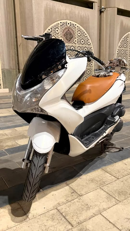 السلام عليكم...
دراجه بي سي اكس Pcx 
محرك 150c
ياباني 
الجيل الاول
محرك مكفول 
كفرات بلاديه
الدراجه فول حساسات 
حساس ازدحامات
حساس استاند 
كلشي بيهه شغال وكفول 
السعر 13 وبي مجال بسيط 
اتصل على الرقم ***********
