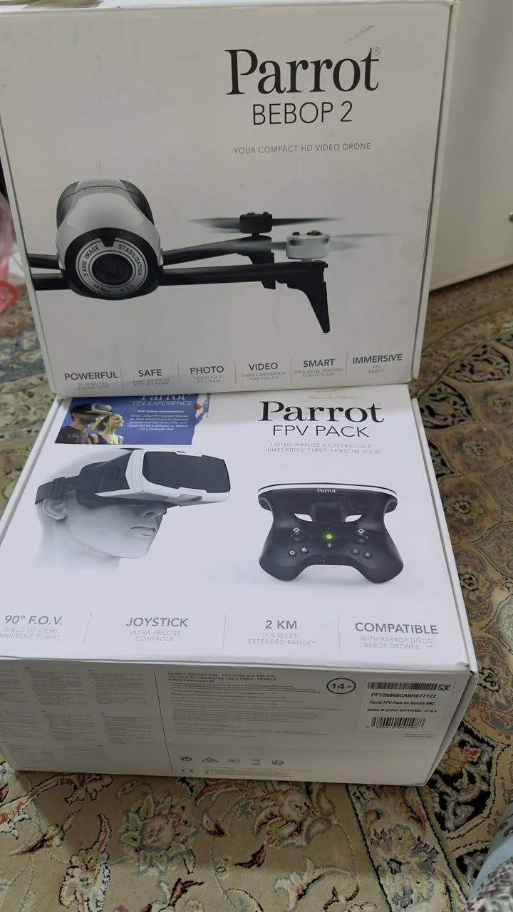 1. الكاميرا والتصوير
• الدقة: تصوير فوتوغرافي بدقة 14 ميجابكسل.
• الفيديو: تسجيل فيديو عالي الدقة Full HD 1080p.
• التثبيت: نظام تثبيت رقمي ثلاثي المحاور (3-Axis) لضمان صور وفيديوهات ثابتة حتى أثناء الحركة القوية.
• العدسة: عدسة "عين السمكة" (Fisheye) بفتحة عدسة \bm{f/2.3}.
2. الأداء والبطارية
• وقت الطيران: يصل إلى 25 دقيقة تقريباً بشحنة واحدة.
• المدى: مع جهاز التحكم "Skycontroller 2" الموجود في الصورة، يصل المدى إلى 2 كيلومتر (حوالي 1.4 ميل) في المناطق المفتوحة.
• السرعة: طائرة رشيقة وسريعة، مصممة لتحمل الرياح بشكل جيد مقارنة بحجمها.
3. المميزات الذكية
• نظام التموضع: مزودة بـ GPS ونظام تتبع بصري للثبات والعودة التلقائية للمنزل (Return Home).
• سهولة الطيران: مصممة لتكون سهلة القيادة للمبتدئين والمحترفين.
4. حزمة FPV (تجربة الطيار)
تأتي هذه النسخة مع ملحقات إضافية تجعل التجربة ممتعة:
• Cockpitglasses: نظارات الواقع الافتراضي التي تضع فيها هاتفك لترى ما تراه الكاميرا مباشرة (بث حي).
• Skycontroller 2: جهاز تحكم دقيق يوفر مدى أبعد وتحكماً أفضل من الطيران عبر الهاتف فقط.


**إذا كنت صاحب هذا الإعلان وتريد حذفه لأي سبب، رجاءا أرسل رسالة إلى الدعم الفني**