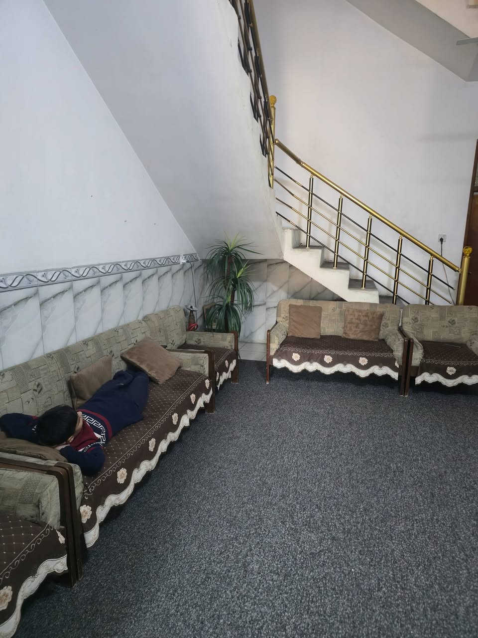 السلام عليكم من رخصت الأدمن بيت للبيع مساحة ١٢٠ م الواجها ٦ ونزال ٢٠ الكرغوليه مقابيل شارع ملاين يحتوي على استقبال وصاله وغرفة نوم مع حمام داخل الغرفه وحمام في الصاله الطابق الثاني غرفتين نوم مع حمام السعر ١١٠ الاستفسار ***********
