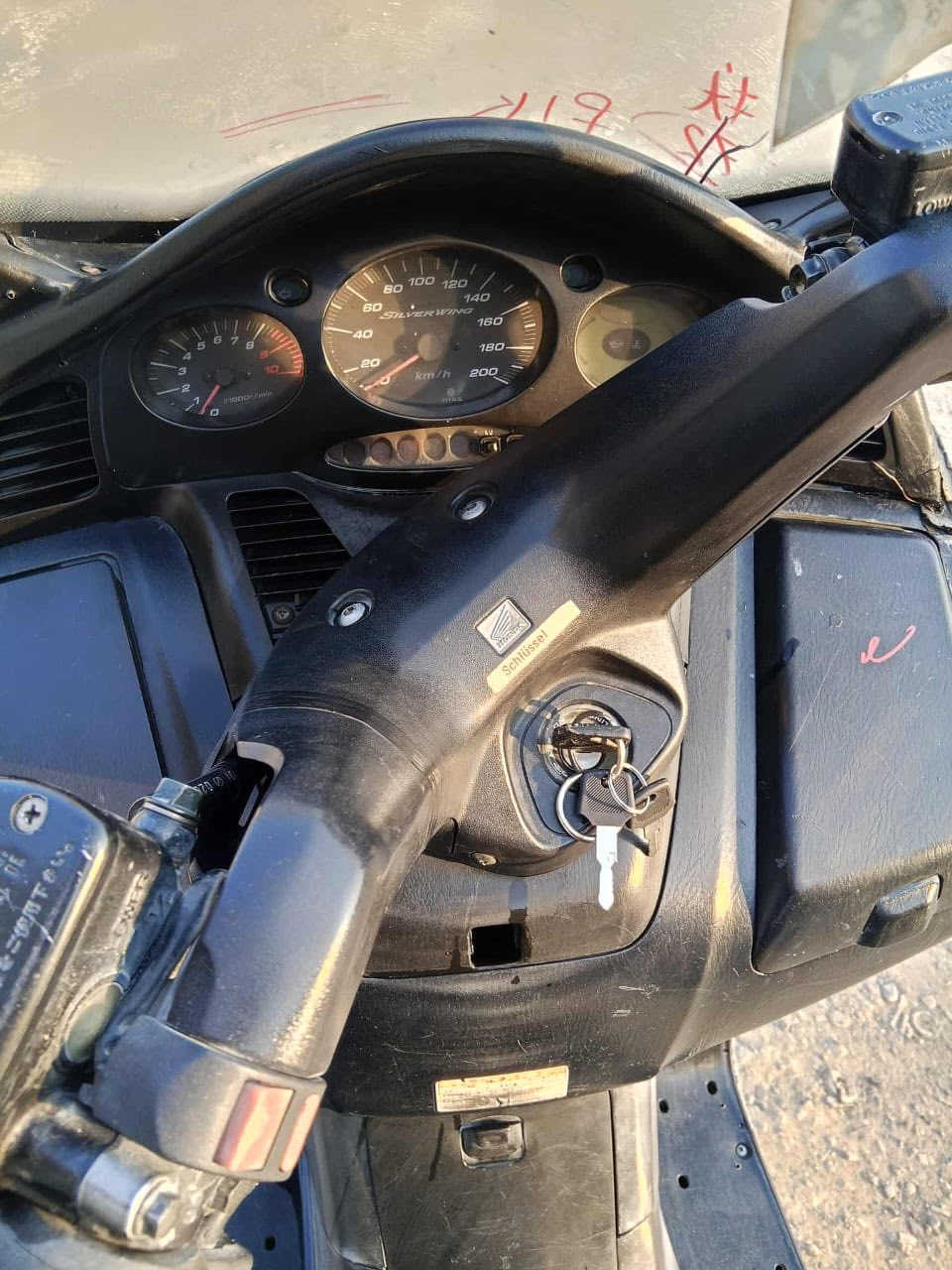 سلام عليكم دراجه سلفر ونج حجم المكينه 600       دراجه كامله بس وكفت بيه بشارع وديتهة الفيتر فتحلي كفرهة نوب يكلي خالفه سنتر فه ابيعهة كوم حديد كامله دراجه سعر الدراجه 800 وبيهة مجال    ***********
