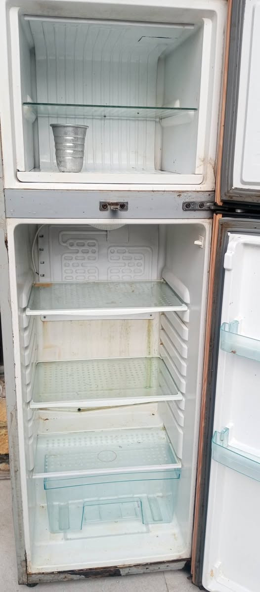 ثلاجه حجم وصط 12قدم نضيفه كلش شرط الشغل والتجميد السعر 125الحيانيه شارع السيد على  ***********متواجد فيس وات ساب
