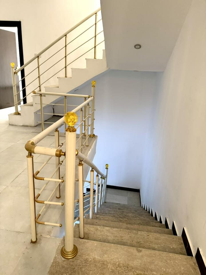 بيت للبيع مساحته ١٠٠ متر طابقين كله طابوق جديد ممسكون 
مكانه القبله حي القائم  قريب من الاربع شوارع خلف كرزات الشمال 
-تفاصيل البيت  
٣ غرف نوم ( وحده منهم سويت ) 
صاله ومطبخ والمنور يصلح مطبخ حار بس يتسقف وخدمات داخليه وخارجيه 
 والسطح كاشي 
اني مو دلاله ولا مندوبه (((((البيت بيتي)))) 
للتواصل هذا الرقم او خاص  
***********
