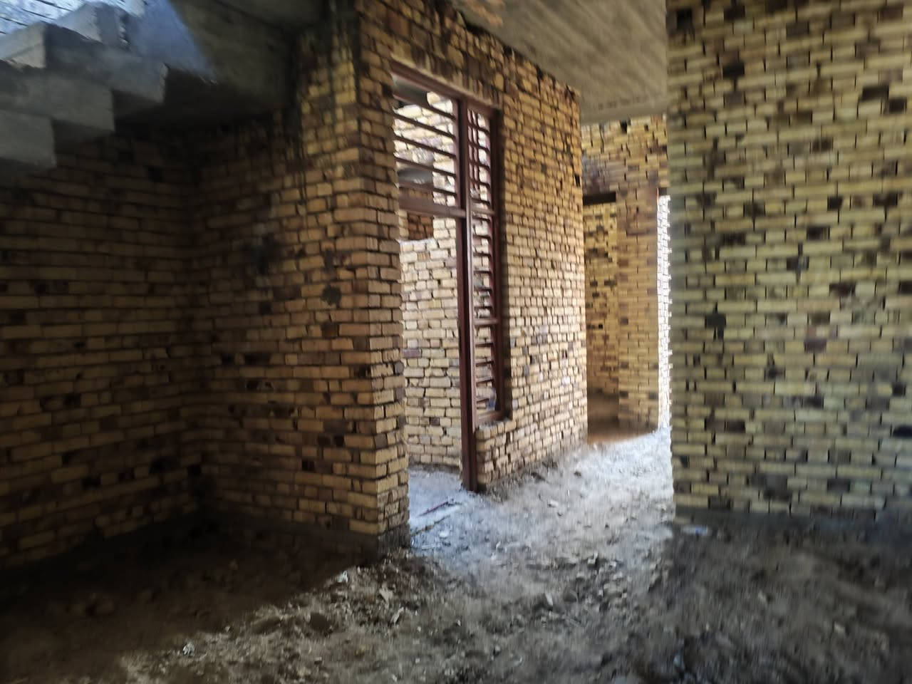 السلام عليكم هيكل بناء كامل 160متر استقبال و مطبخ و صاله غرفه صحيات داخليه و خارجيه مناور عدد 2كونكريت مسلح ارتفاع 3.45ثالث بيت عن شارع عشرين العنوان حي الجامعه قرب اسواق البقيع الاتصال على الرقم ***********.
