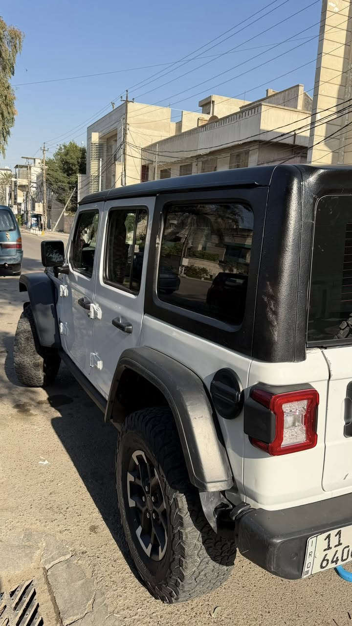 السلام عليكم 
جيب رانكلر (روبيكون ) 4Xe
موديل ٢٠٢٤ 
السعر ٢٦٥ $
السياره ٣ محركات 
هجين وكهرباء ومكينه ٢٠٠٠ توربو 

فول مواصفات ومواصفات الروبيةون معروف 
حادث السياره خلفي 
الداخل الجديد ذات الشاشه الكبيره 
رقم بغداد تحويل ثاني يوم 
عوان السياره بغداد الجادريه 
***********
