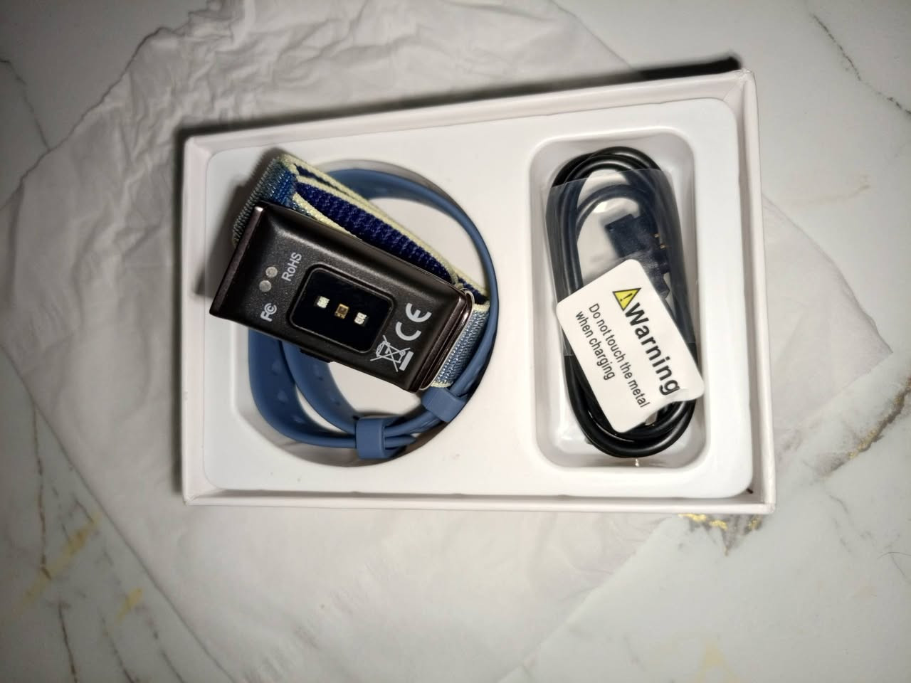 السلام عليكم.  
ساعة كلاسيكية 
تصميم ملكي فخم (رولكس ستايل) باللون الفضي. 🛑 ماركة المانية اصلية
مناسبة جداً للمناسبات والبس الرسمي.
يجي وياها جهاز تصغير القايش يعني ترهّمها على إيدك بالبيت
وياها كتالوجها الخاص والعلبة الفخمة.
2️⃣ الساعه والسوار الذكي (Smart Health ):
يحسبلك الخطوات، نبض القلب، والاشعارات. جودة النوم . الاوكسجين بالدم والجسم . الجهد اليومي . السعرات 
يراقب صحتك بالثانية ويربط بتطبيق على الموبايل ويرسلك اشعارات اول ب اول .
المفاجأة: يجي وياها قايشين (واحد قماش رياضي أزرق وبيجي، وواحد سيليكون أزرق ناعم) حتى تغير حسب لبسك.
شاحنها الخاص موجود وياها بالعلبة.
💰 سعر الساعتين 2 .. فقط 130 الف مع التوصيل المجاني . 
🛑 للحجز واتساب ***********
