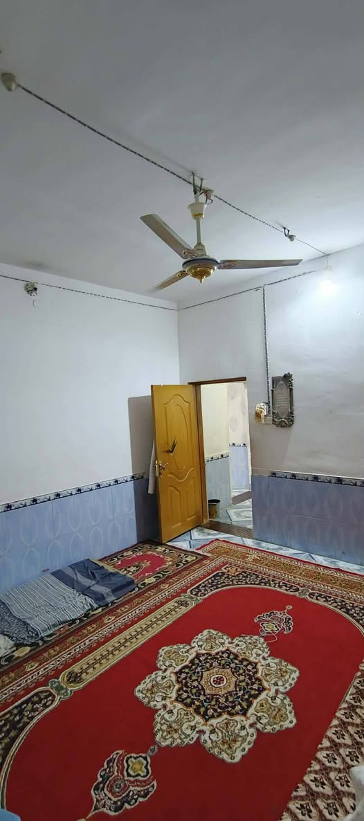 سلام عليكم دار للبيع 
مساحه 300
يتكون من 
1استقبال 7*4
2صاله خارجية 9*5
3صاله داخليه 7*6
4 عرفه نوم 4*4
5مطبخ 8*3
مجموعه صحيات  داخليه  خارجية 
_________________________________
الطابق الثاني
1صاله 9*5
2مطبخ3*3
3 غرفه 4*5
4غرفه 7*4
5غرفه 8*4
صحيات 
موقع المنزل حي العسكري فرع احمد التبي 
للاستفسار -***********----***********
