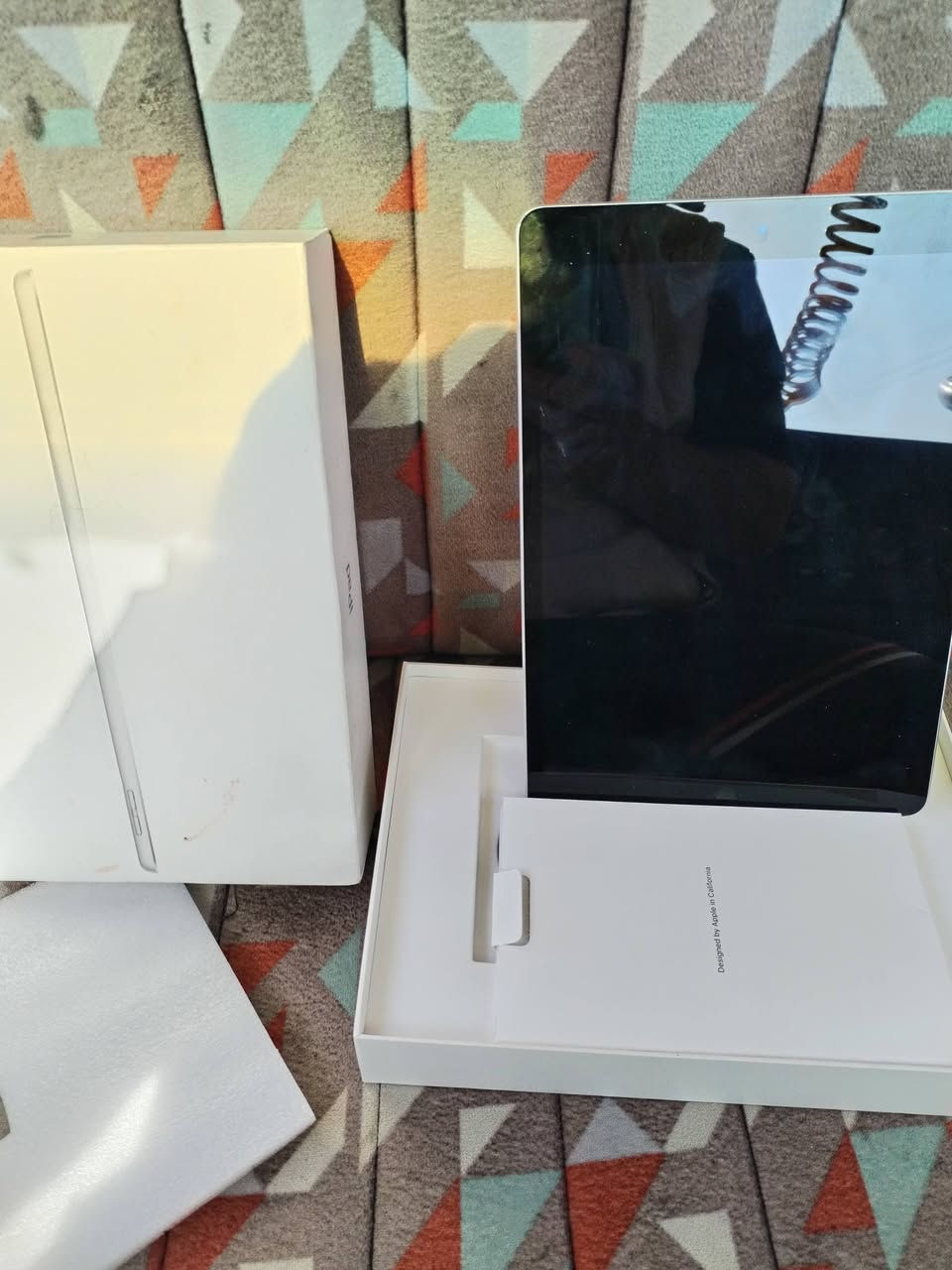 ايباد 9 للبيع مكفول ويا كارتون وشاحنه بس مو اصليه سعره 225 مكاني ديوانيه سنيه رقم الموبايل ***********
