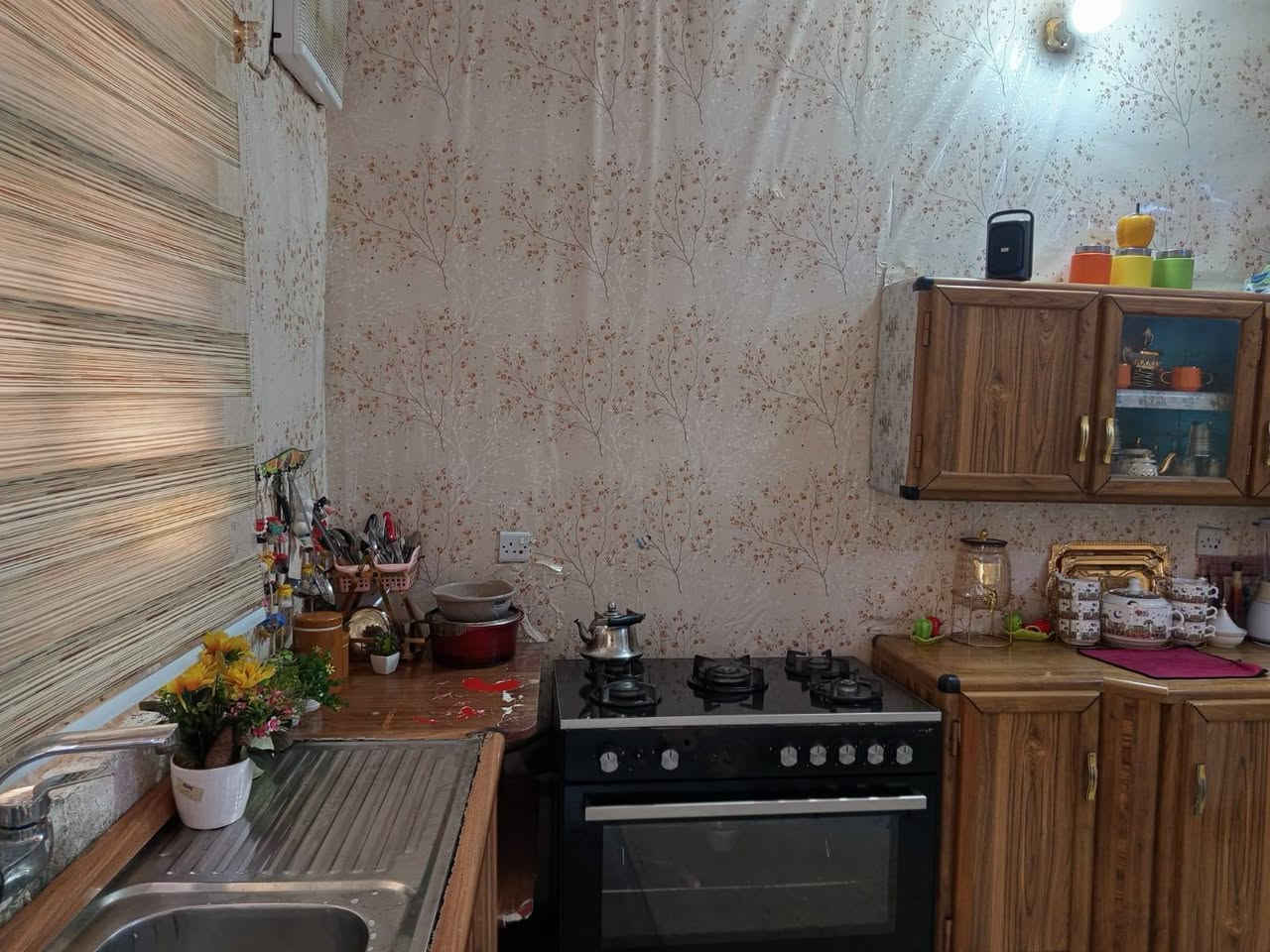 السلام عليكم ورحمة الله وبركاته
دار ملك زراعي سند ٢٥ 
المساحه ١٠٠طابقين يحتوي ع ٤ غرف نوم 
الطابق الاول صاله واستقبال وغرفة نوم والصحيات والطابق ثاني ٣غرف نوم وصاله وصحيات 
كميره قرب جامع ابوالزهراء شارع المركز فرع التكيه ١٣٠وبيه مجال مباشر ويا صاحب الدار ***********
