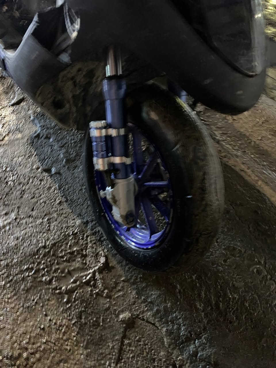 سلام عليكمماكس عدله هندر واحد تشتغل بعز البرد  سلف شغال بس باتري كاعد عوزها كلج خلفي سعرها 350 وبيها مجال حك الجيه مدينه مكاني رقمي ***********او مراوس
