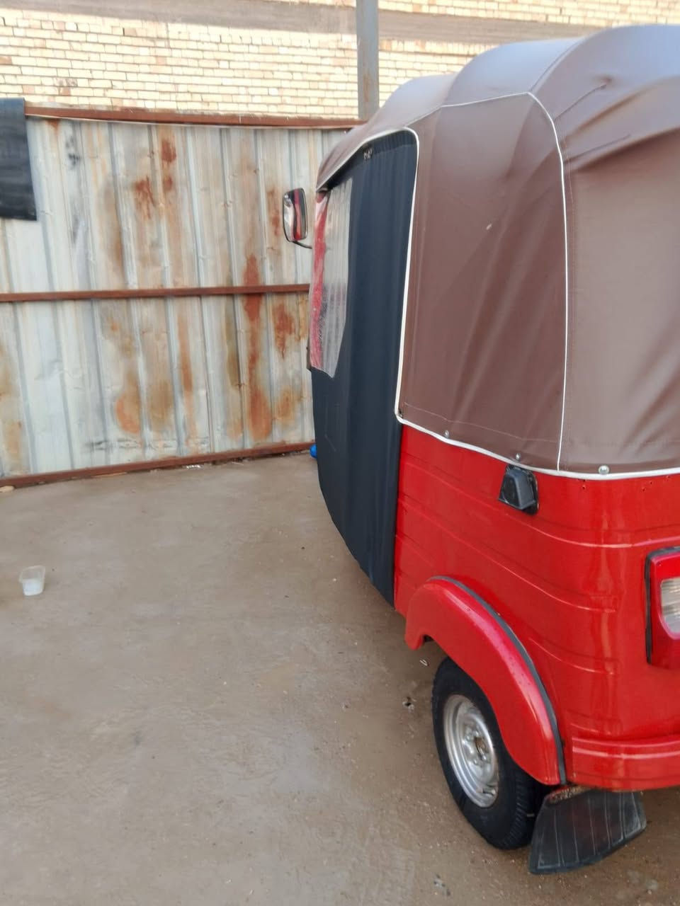 سلام عليكم تكتك للبيع موديل 18 شهر 12 اوراق اصوليه 7 مال عيشه السعر 3600 مكان بغداد العييدي حي الرئاسه رقم ***********
