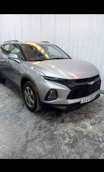 السلام عليكم 🫡 
بلايزر لبيع 
حدثهه موضح بل فيديو 
بيه بنيد مبدل وجاملغ صبغ 
مكانه بغداد .العبيدي
هـ***********
سعر195$
