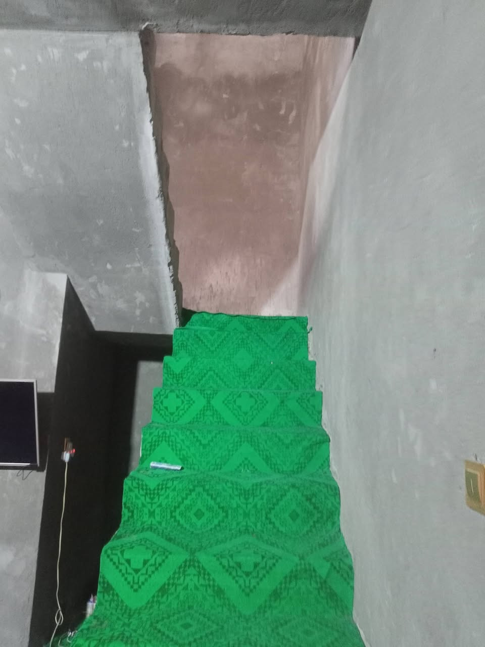 الدار للبيع مساحته ١٥٥م البيت يحتوي على غرفتين نوم وصاله واستقبال ومطبخ وصحيات بيتونه طابوق وصب مسلح البيت ملبوخ  فقط شارع الوائليه على شارع عريض ١٦ باسمي مرقم بلديه ماء كهرباء كامله السعر ٥٠ وبيه مجال رقم الجوال ***********
