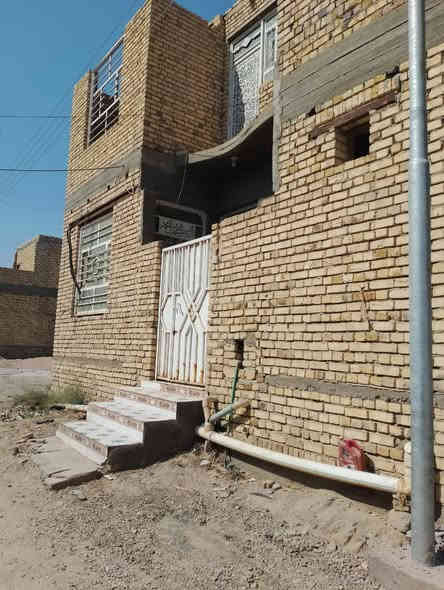 سلام عليكم بيت للبيع مساحه 100 متر طابقين الطابق الاول غرفه وصاله ومطبخ وحمام وديوانيه وصحيات خارجيه الطابق الثاني بعده ماكامل اعكاده الطابق الثاني ولطابق الاول صب كونكريت العنوان حي الحكيم السعر 65 وبيه مجال الاتصال على الرقم التالي ***********
