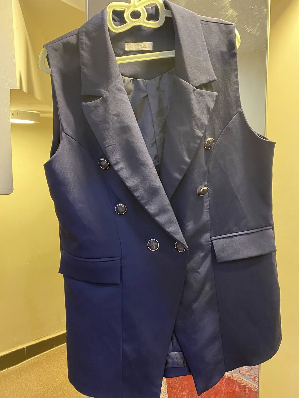 يلبسن وزن تسعينات ثمانينات بناطير قماش 3 جوزي وردي وصخ ورصاصي
ستره 
قميص مخطط
ليلك
فستان


**إذا كنت صاحب هذا الإعلان وتريد حذفه لأي سبب، رجاءا أرسل رسالة إلى الدعم الفني**