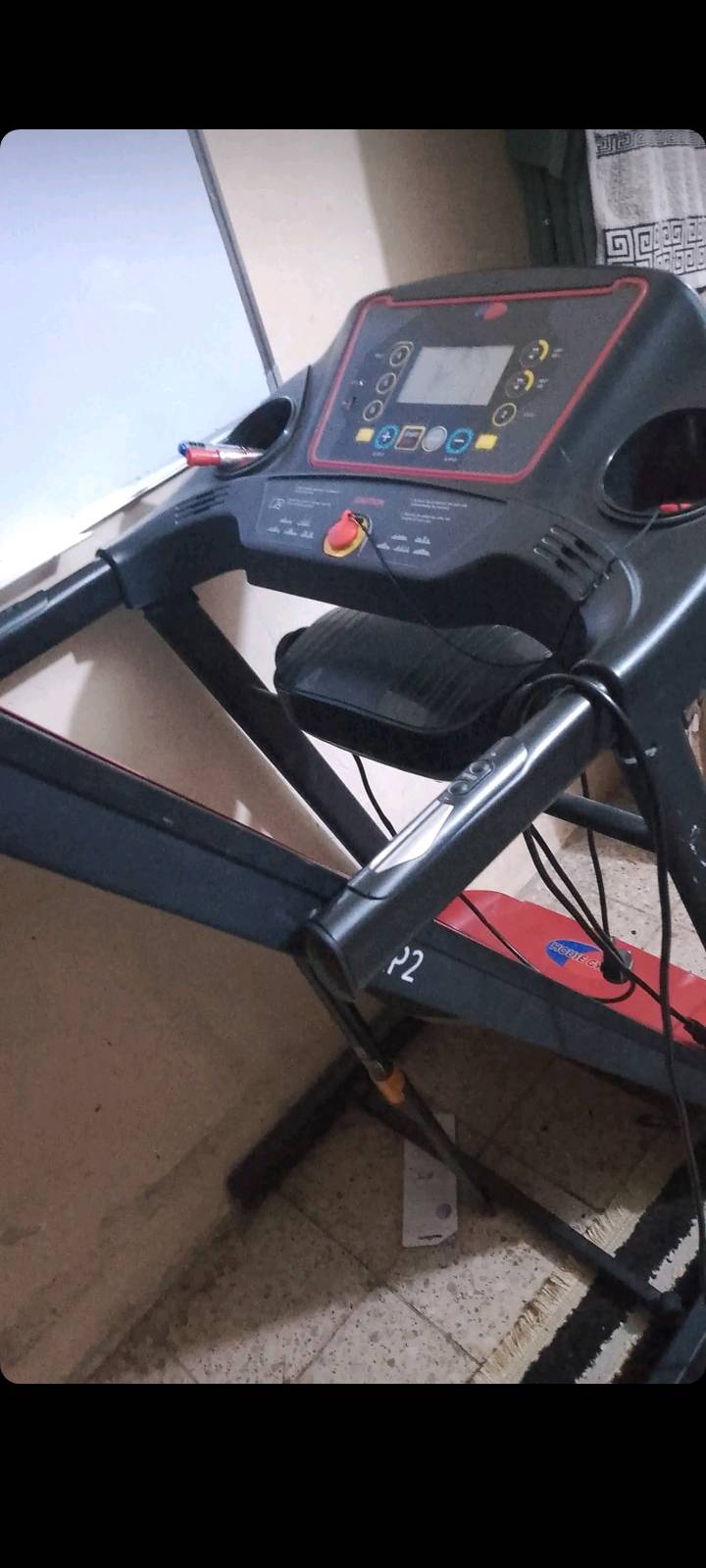 للبيع جهاز مشي كهربائي من ماركة هاوس جيم، بحالة ممتازة. مثالي للتمارين الرياضية في المنزل، يتميز بشاشة عرض لمتابعة السرعة والمسافة والسعرات الحرارية. الجهاز عملي ومريح يساعد في الحفاظ على اللياقة البدنية بسهولة في البيت.