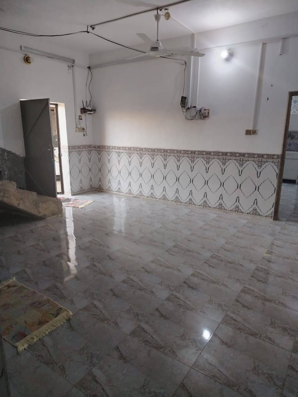 السلام عليكم ورحمة الله وبركاته
🏡 دار للبيع (تجاوز – مفوض الطابو)
📍 الموقع: حي البكر الغربي، على شارع (20) الحلولي، قريب من المنتزهات، بموقع مميز جداً يصلح للسكن أو للاستثمار التجاري.
📐 المساحة الكلية: 270 متر².
🔹 المواصفات: • غرفة (6×5) م. • غرفة (5×4) م. • صالة كبيرة. • مطبخ (5×4) م. • صحيات داخلية وخارجية. • سيراميك درجة أولى للأرضيات والمطبخ والحمامات. • الدار منفذة بعناية وجودة عالية. • مرتفعة عن مستوى الشارع. • كراج واسع. • يوجد أساس جاهز لديوانية مع هول وكوريدور.
💰 السعر: 35 مليون دينار (قابل للتفاوض بالمعقول).
📞 للاستفسار: ***********
🌹 الرجاء مشاركة المنشور ليصل إلى المهتمين، ولكم جزيل الشكر
