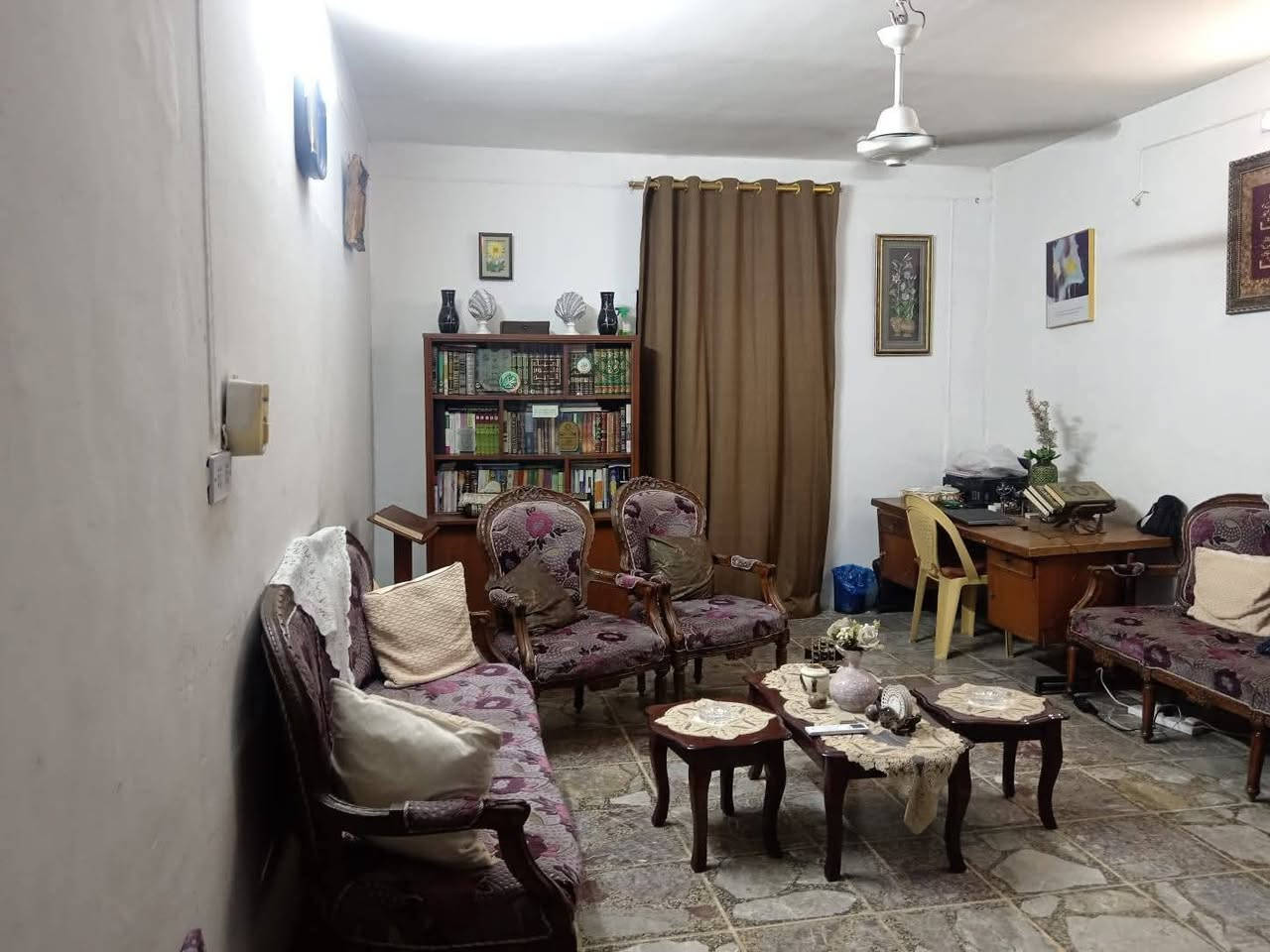 السلام عليكم من رخصت أخوية الأدمن للبيع للبيع للبيع فرصة استثماريه بيت مساحة ٢٠٥م سند مستقل واجة ٨.٥٥م نزال ٢٤م فرصة استثمارية وسعر مناسب البيت ينسكن بسعر أرض ينباع بي كراج وحديقة مدخلين مدخل مطبخ مدخل صالة جلسة غرفة نوم مطبخ منور خدمات طابق الثاني ٣نوم وخدمات طابق الثالث بيتونة مخزن سطح عرض الشارع ١٥م موقع الضباط خلف جامعة الإمام جعفر الصادق قريب على شارعين رئيسي مال حسينية ال الرسول مخرج الشارع يودي الى مول القاهرة الى شارع مودي إلى شركت طلباتي موقع جدا ممتاز أستفسار على رقم ***********
