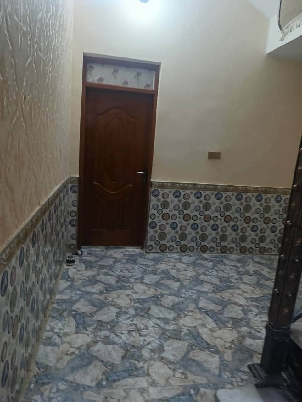 بلاش بلاش
بيت مستعجل على بيعه
دار طابو  صرف للبيع ١٠٠ متر طابقين يتكون
الطابق الأول كونكريت 
غرفه وصاله واستقبال ومطبخ وصحيات
الطابق الثاني
غرفتين وصاله وصحيات
عرض الشارع تقريبا ٨ متر
الواجهه ٥ونص
موقع البيت بالضبط
حي العسكري شارع السايدين قرب مركز الشرطه وجامعة العين السعر ١٤٥  للاستفسار واتساب  ***********
