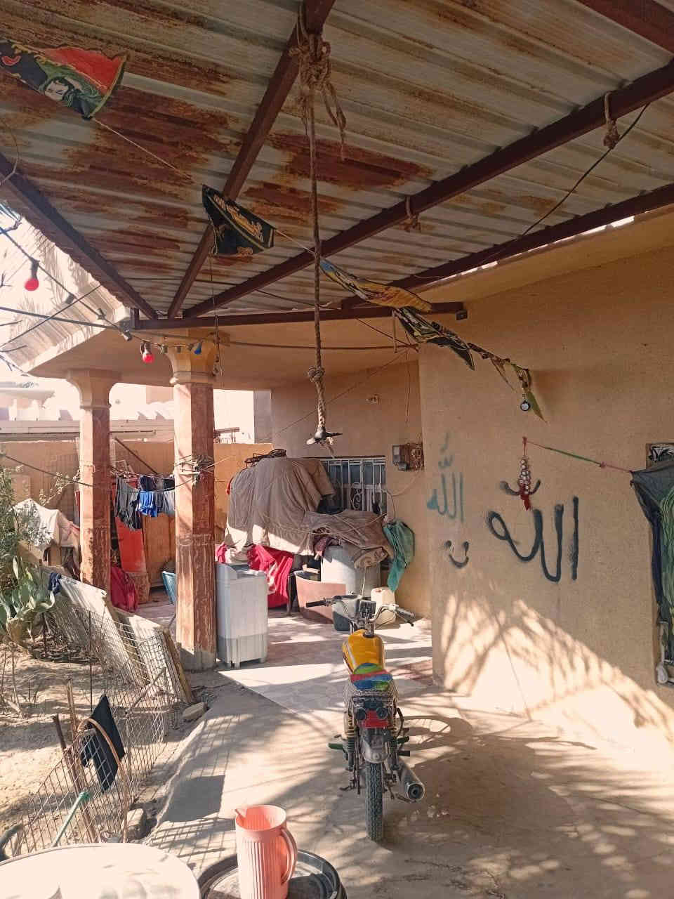 بيت طابو زراعي  مساحته 400 يتكون من 3 غرف و موزع غرف و هول و دوانيه و صيحات عدد 3 و طارمه و حديقه و مناور و ترك وره البيت 
البيت كله طابوق و جميع الخدمات موجوده محلات و مدارس العنوان بصره شط العرب الفيروزيه عالشارع 
*********** واتساب
