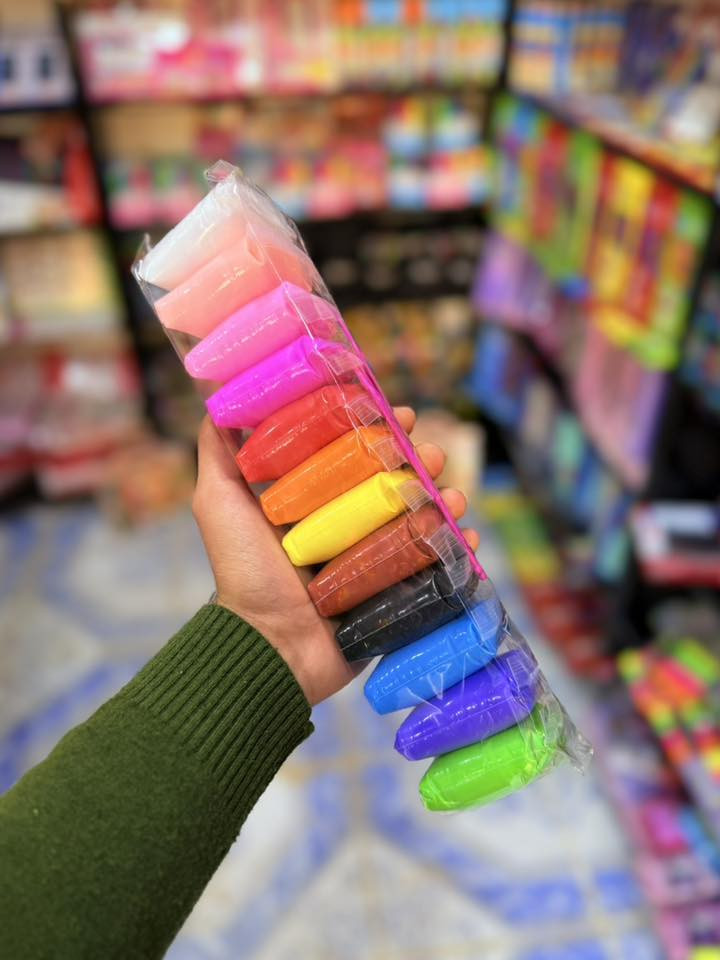 🎨👐حوّلوا الأفكار لإبداعات ملوّنة مع الطين الاصطناعي 🌈✨

متوفر بألوان كثيرة وحيوية، بقوام ناعم وسهل التشكيل حتى يناسب الأطفال والأشغال اليدوية بكل سهولة 💕
مثالي لصنع المجسمات، الورود، الشخصيات الكيوت والأعمال الفنية المدرسية 🎭🧸

✔️ ألوان ثابتة وزاهية
✔️ سهل العجن والتشكيل
✔️ مناسب للمدرسة والأنشطة الفنية
✔️ يساعد على تنمية الإبداع والتركيز عند الأطفال

📍حلة - شارع 60 - داخل فرع مرطبات كوكيز 
#مكتبة_الامتياز #قرطاسية #اشكال #طين #سلايم


**إذا كنت صاحب هذا الإعلان وتريد حذفه لأي سبب، رجاءا أرسل رسالة إلى الدعم الفني**