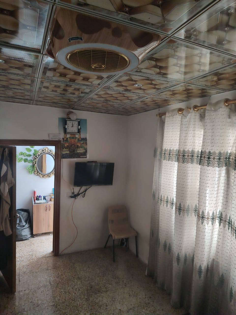 السلام عليكم للبيع او مراوس .. بيت 50م في كربلاء المقدسه يصلح الئ حسينيه للزوار او بيت مسلح طابق واحد مع الاثاث يبعد عن الامام الحسين ع مشي ٥ دقائق بالجمعيه شارع المنتوجات النفطيه الفاصل بين حي النقيب وحي رمضان طابو زراعي سند ٢٥ تحويل مباشر قريب علئ مول الحارث وعلئ جامعة السبطين والصفوه يرهم بيع ويرهم مراوس الاستفسار *********** اتصال وتساب غير متواجد علئ المازنجر
