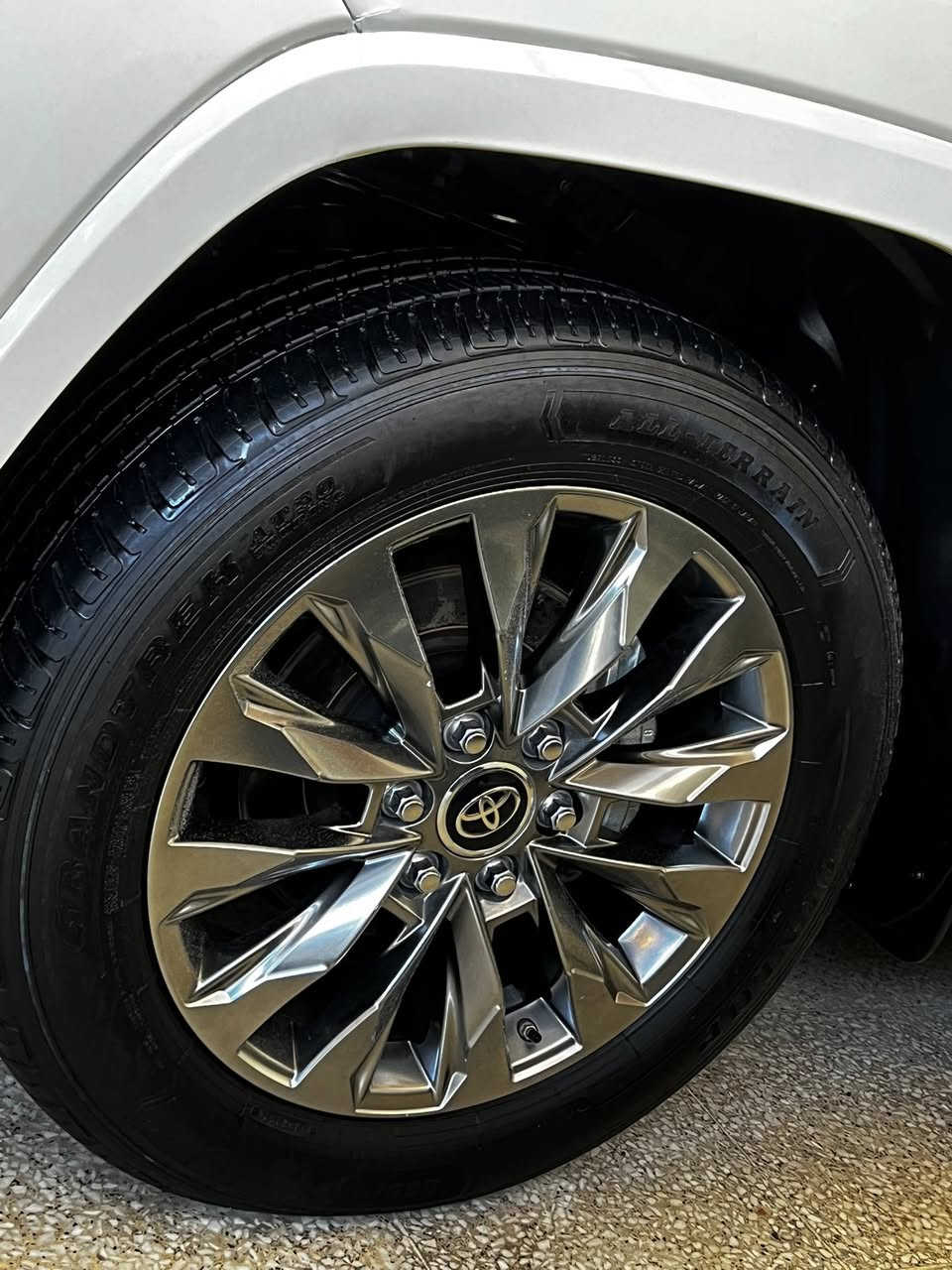 تويوتا لاندكروز GXR LIMITED وكاله SASالسياره بيها فقط بلجاملغ الامامي من جهت السايق رصعه وطالعه بيديار اما البقيه كفاله عامه الجداده فول ماشيه 27 الف 
رقم اربيل باسمي تحويل ثاني يوم السياره احلى من الصور بعد موديل 2024 العنوان بغداد معارض النهضه معرض لشارقة
علي القريشي ***********
