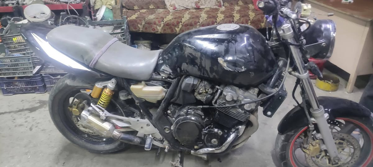 السلام عليكم سي بي 4 400 الدراجه سويت بيها حادث الضرر التانكي الصفاحيه والمحرك صاره صار بي زرف من يم المحرك انزرف من يم الصالنصه اني ابيع طافيه الدراجه اوراق قسم بالله الدراجه مسوي بيها حادث يعني مو عطلانه وكان كل شيء ما بيها بس مبين هذا الحادث مالته والدشبول تفلش***********
