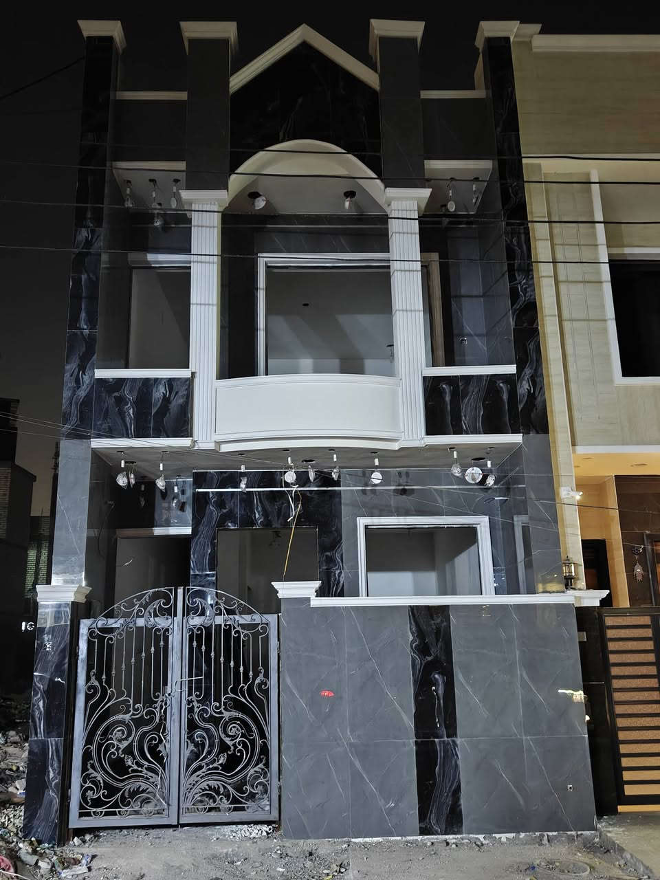 100م للبيع تسليم مفتاح زيرو موقع مميز حي الجهاد مربع المساءله قريب مجمع النسيم يحتوي ع 3 نوم وصاله ومطبخ وخدمات عدد 2 وبيتونه كبيره بناء جديد تسليم خلال ايام للاستفسار عن السعر اتصل ع *********** شركه المستقبل للوساطه العقاريه
