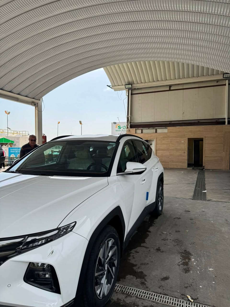 السيارة بيه رصعه مسحوبه بل جاملغ بارد بس
السعر : 20 الف دولار يعني دفترين او200 ورقة 
الرقم إنكليزي جديد 🆕 

اليكم التفاصيل الآتية:
🔘 خليجي 
🔘 ماشية :55 km
🔘 الموديل2024
🔘 سعة المحرك 2.0L 
🔘 مرتبط بناقل حركة أوتو 6 نمر
🔘 يبلغ عزم الدوران 192 نيوتن/متر
🔘 عدد AIR BAG 2
🔘 حساسات أمامية 
🔘 حساسات خلفية
🔘 لايت زينون + LED
🔘 كشافات 
🔘 بك لايت LED
🔘 مفتاح التشغيل بصمة
🔘 تشغيل عن بعد  
🔘 دشبول  
🔘 شاشة (Apple Car play - Android Auto)
🔘 كاميرا دوارة
🔘 حركة المقاعد الأمامية كهرباء
🔘 داخل ابيض واسود
🔘 تتسع المقصورة ل 5 ركاب
🔘 مثبت السرعة Cruise
🔘 المودات والأوامر الصوتية
🔘 أوضاع القيادة  Drive Mode 
🔘 فحص أنظمة السيارة 
🔘 حساسات ضغط اطارات 
🔘 مقود جلد حياكة
🔘 قطعتين تبريد
🔘 هاند بريك بصمة 
🔘 اشارة في المرايا الجانبية
🔘 ويل كب 18
🔘 4 دسك
🔘 اريل نفكيتر 
‏🔘 ABS 
🔘 أوتو هولد - Auto Hold
🔘ايزوفكس - ISOFEX
🔘 نظام مانع الانزلاق
🔘 نظام نزول المنحدرات
🔘 منفذ الطاقة 12v
‏🔘 Bluetooth - USB - Type C
🔘 شاحن هاتف Wairlees
🔘 بردات أبواب خلفية
🔘 بردة خلفية
🔘 قبضات أبواب من الألمنيوم 
الرقم : *********** اتصال او وتساب 🤍.
العنوان: بغداد السيدية
