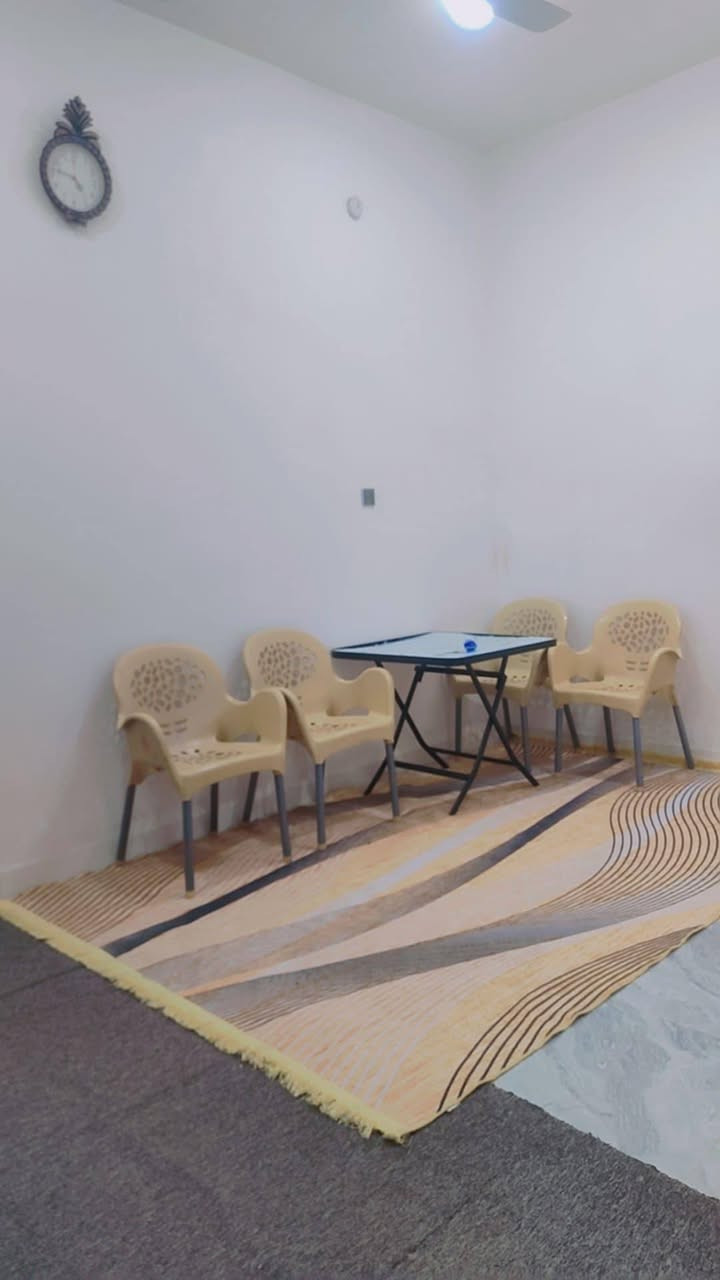 السلام عليكم 
بيت 100 متر طابو زراعي واجهه 7*15 موقع ممتاز  مقابل المدخل الوسطي لقريه الغدير يبعد عن الشارع الرئيسي شارع المطار  150 متر 
بناء درجه اولى مال جناي يتكون من استقبال ومطبخ مفتوح على الصاله وصاله كبيره وغرفه كبيره ومكشوفه كبيره وصحيات داخل وخارج لبخ 3 مراحل سيراميم مطبخ وصحيات ممتاز ارضيه بورسلين نوع ممتاز بناء طابوق جمهوري ينقصه بيتونه وتطبيك السطح 
*********** السعر 65
