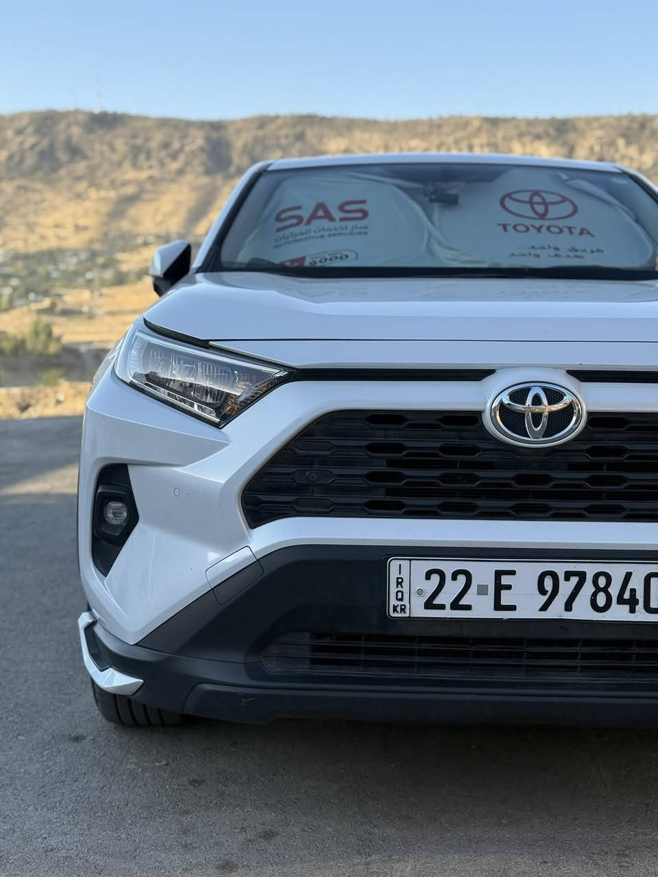 راف فور 2024   نضيفه فول ضمان وكالة ساز  بانزين فقط سيارة توب گلوب. ميحتاج احجي.  بعدها بالضمان ع محرك والكير. ماشيه 60 الف

مواصفاتها
👇👇👇

🔹 محرك 2.5 لتر، 4 سلندر
🔹 قوة 203 حصان
🔹 عزم 243 نيوتن
🔹 ناقل حركة أوتوماتيك 8 سرع
🔹 نظام دفع رباعي AWD
🔹 أوضاع قيادة (Eco / Normal / Sport)
🔹 صرفية وقود 14–15 كم/لتر
🔹 سعة خزان الوقود 55L
🔹 وضع الثلج (Snow Mode)
🔹 وضع الرمل (Sand Mode)
🔹 وضع الطين (Mud Mode)
🔹 مصابيح أمامية LED
🔹كشافات
🔹 مرايات كهرباء مع إشارات
🔹 جناح خلفي
🔹 تشغيل بصمة (Push Start)
🔹 بصمه ابواب 
🔹 ٨  ايرباك
🔹 مكيف أوتوماتيك
🔹 فتحات تكييف خلفية
🔹 شاشة وسطية
🔹 تحكم من المقود
🔹 مقاعد قماش 

🔹 Apple CarPlay و Android Auto
🔹 بلوتوث + USB
🔹 نظام صوتي 6 سماعات

🔹 كاميرا خلفية
🔹 حساسات 8 حساسات أمامية وخلفية
🔹 نظام الثبات الإلكتروني (VSC)
🔹 ABS

🔹 بدون فتحة سقف
🔹 5 ركاب
🔹 SUV عائلية عملية

سيارة بيها ملاحضتين مكاني بارد بدون قطره صبغ بالباب الي بصف السايق رصعات اثنين  اصغار والصندوك بالزاويه مالته همين  باقي مكفول محرك كير كلشي.  

سعرها ٢٦٥ وبيها مجال ان شاء الله 
مكانها بغداد -منصور 
رقم 
***********☎️
