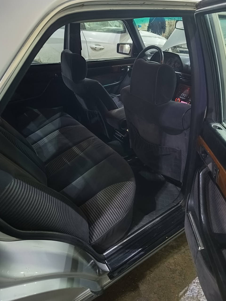 سلام عليكم جامبو للبيع موديل 91
سياره معمره اي نقص مابيها من صدر امامي خلفي+ جعمقه كاردن شيال و كوبلن باتري جديد تايرات هورن مراوح اربع وياله دسكات+ بنزات صالنصه تبريد شغال محرك vvt جديد الي يحب يعرف السعر يعلق واني ارد عليه برساله او الاتصال ***********
