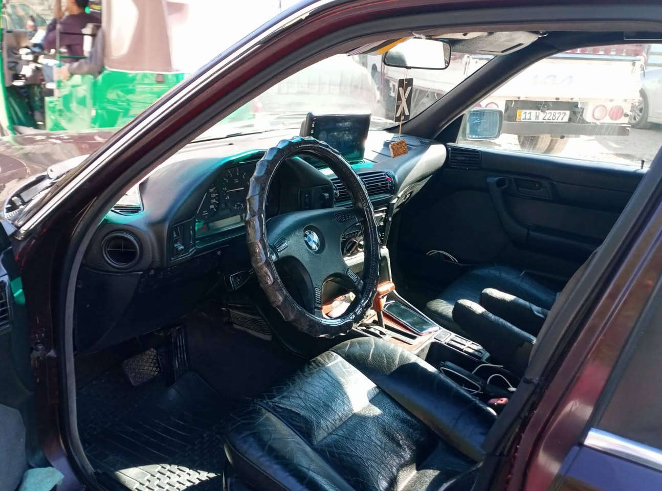 سياره بي ام حجم 5025 فول اوتوماتيك داخل جلد مصبوغه للجماليه تبريد شغال موديل 91 شمالي رقم انكليزي سعر 85 وبيه مجال***********
