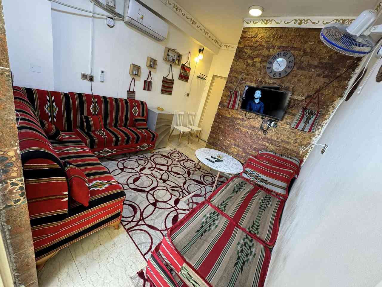 سلام عليكم تتوفر شقة مؤثثة جديدة للايجار مؤثثة جاهزة غرفة و صالة و خدمات تصلح سكن او مكتب تجاري  كرادة داخل مجاور مطعم فيتامين فرع مقهى الرواد اذا تفيدك اتصل اني ابو الملك للاتصال مع المالك مباشر ( بدون دلالية ) ***********/*********** سيد علي الحسيني
