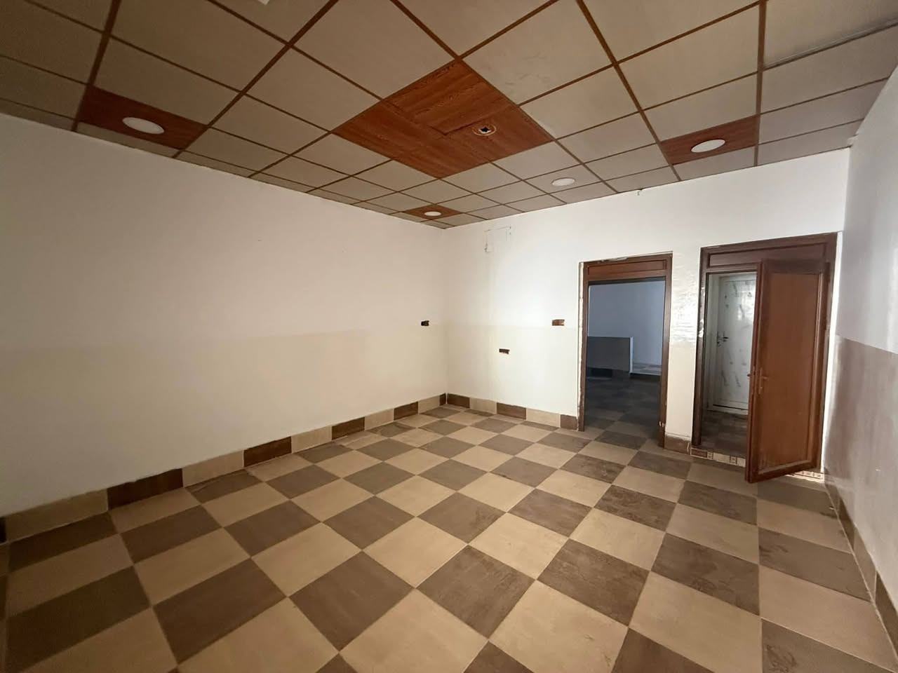 🏡 #دارللبيع   طابو ملك صرف مساحة  ( 100 م) 

 🧱#واجهة:  5  م 

 🧱#العمق: 20 م

♦️العنوان / كركوك - القادسية  الثانيه قرب مصور كوداك 
#السعر80مليون
تفاصيل الدار 🏘
 - استقبال
 - غرفة نوم
 - مطبخ 
 - صحيات 
 - درج خارجي
 - كراج 

☎️ للإستفسار يرجى الاتصال 
***********
مكتب السعيد للعقار
