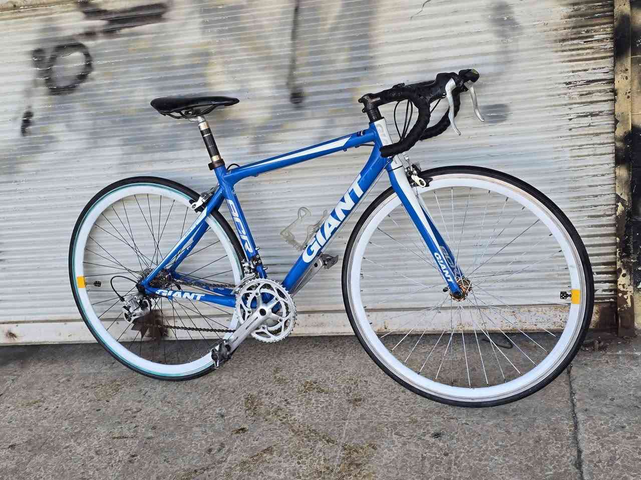 سلام عليكم 
دراجة سباق ماركة جينت 
بالة صنع تايوان 
فريم المنيوم s
سستم شيمانو 8×2
ماشة كاربون 
ويالة زوم طرب 
نظافة مثل ما موضح بل فيديو 
سعر 280 (بيع فقط) 
***********
