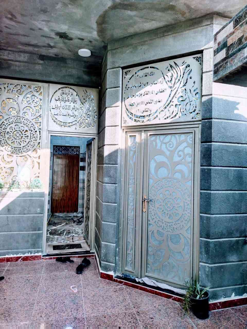 بيت في ناحيه العكيكه قرب مدرسة الافق الاهليه شارع الرئيسي المساحه 120 متر يحتوي على استقبال خارجي مطبخ  حار وبارد مع صاله  وغرفه الطابق الثاني غرفتين مع مغاسل كامله بناء جديد رقم صاحب العقار ***********
