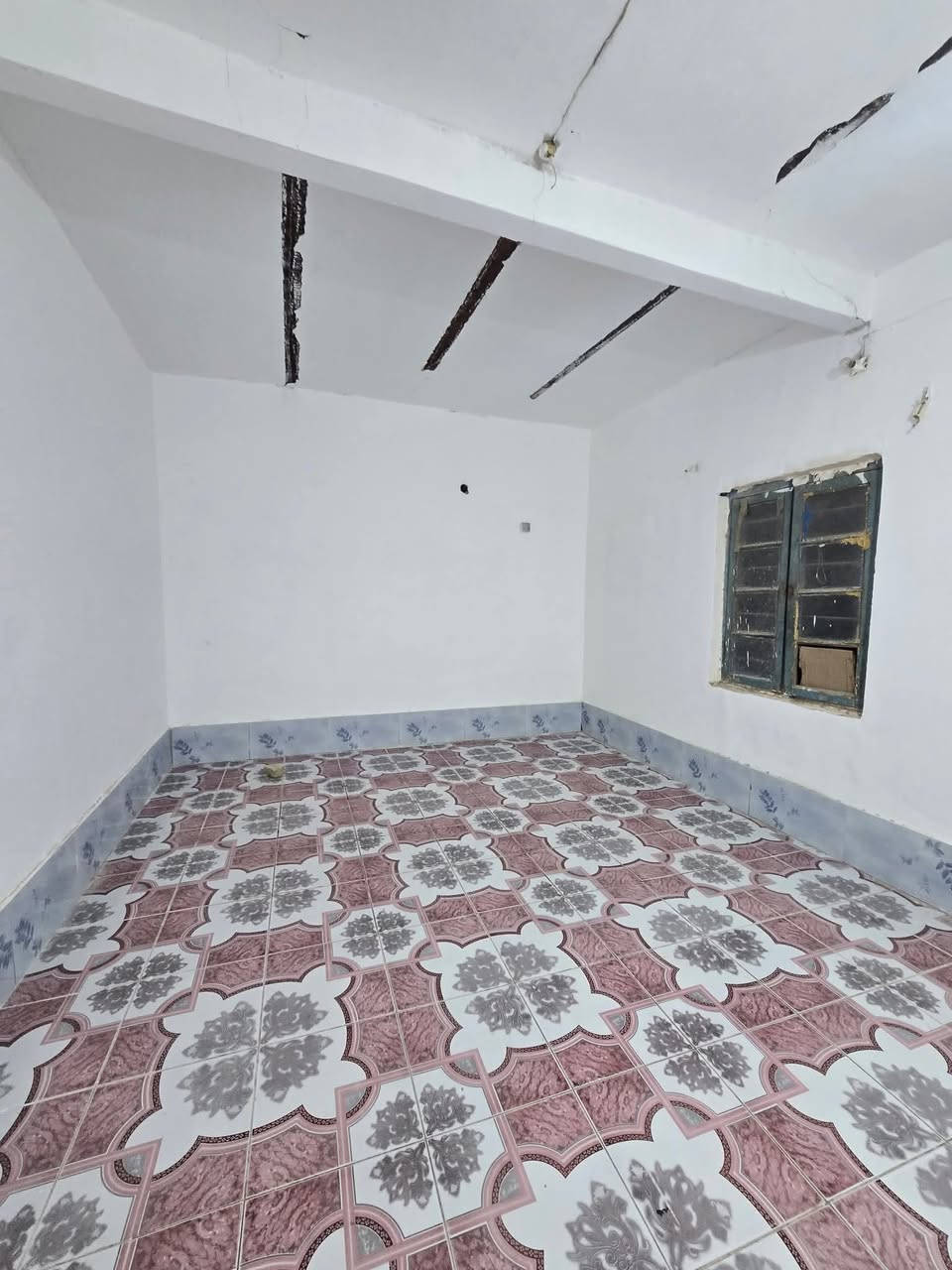 يتوفر بيت للايجار للايجار المساحه 180 يتكون غرفتين صاله ديوانيه صحيات كراج مال سياره العنوان او الخصيب حمدان قرب جامع الجديده السعر 250قفل استفسار ابوعباس ***********
