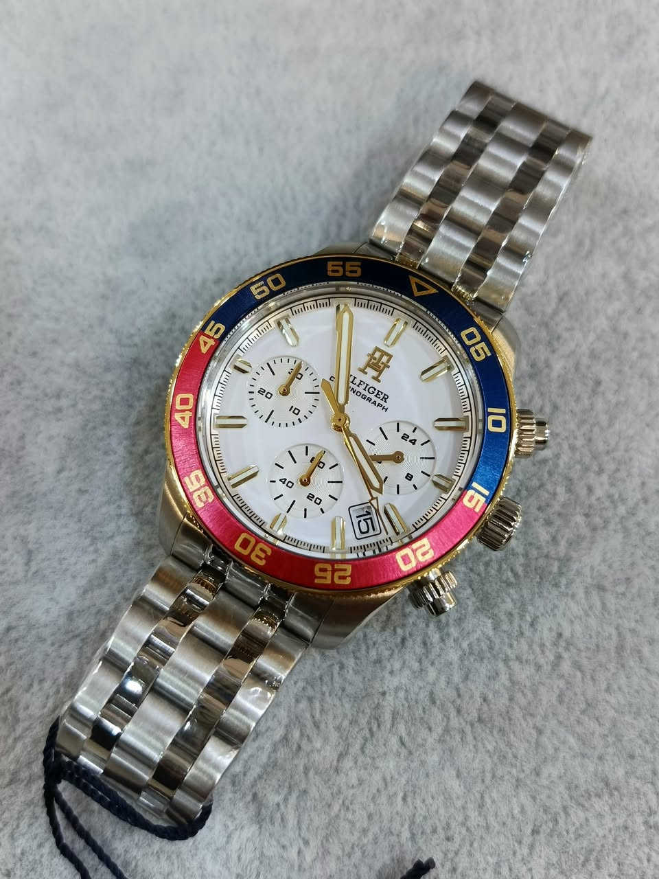تومي هيلڤيگر … TOMMY HILVIGER
كرنو گراف .. CHRONOGRAPH
الصناعه : ايطالي اصلي 
المواصفات :
ساعه ستنلس ستيل .. اطار سيراميك 
          قفل بحري .. ارقام لمينوس 
بطاريه بضمان لنهاية سنة 2029
جديد لوك بالعلبه .. مرفقات وضمان دولي .. ومواصفات عالميه اخرى 
الالوان : الاسود والابيض 
القطر : 41 m
السعر : 90 $ بعد التخفيضات الاخيره
التواصل : 
خاص ( ماسنجر ) 
او … واتساب ***********

#البصراوي
#للساعات
#اختيارك 
#الامثل
