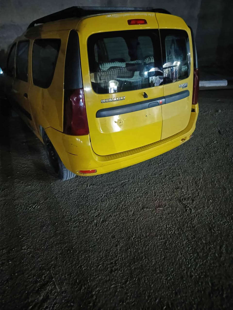 سلام عليكم سياره رينو لوكان سبعه راكب مديل ٢٠١٢ سياره نضيفه تخم تايرر ضفيره جديده بيهاا قاصرين سياره ماتداوركوم حديد سياره سعر ١٨ ورقه وبيهاا،، مجال مكلف بل نشرر رقم ***********،،،مكان سماوه،
