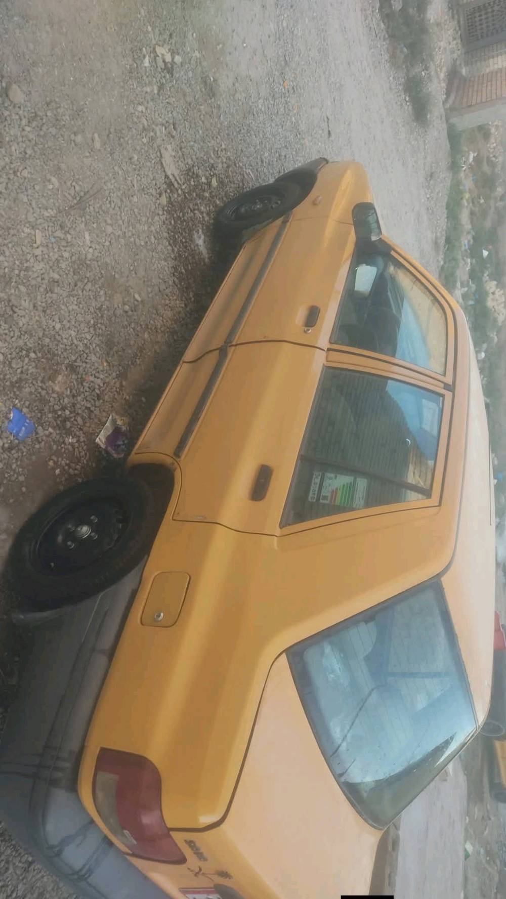 للبيع سيارة صفراء صغيرة بحالة جيدة للاستخدام اليومي. مناسبة جداً للتنقل داخل المدينة وعملية للاستخدام اليومي.