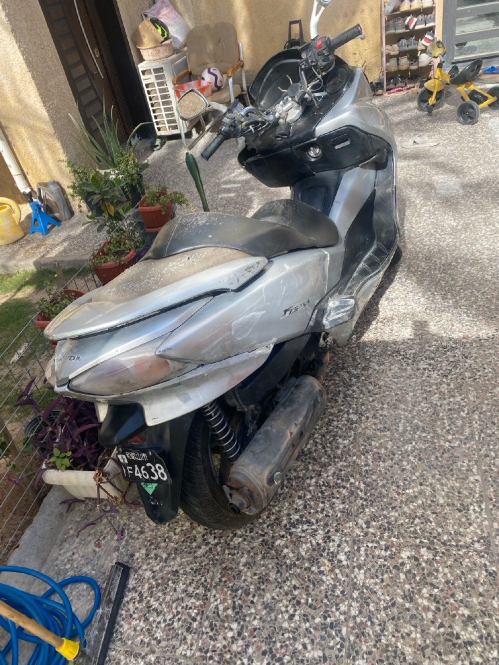 فورزا 010 
دراجه شغاله بس ابيع كوم حديد 
كفراته تقريبا 40 بالميه 
تايرات خلفي امامي جديد دسكات جديد
قايش وكلجات جديد 
اويل بم جديد
دبلات امامي يحتاجله
وجويتر يخربط 
المو شراي لا يتعبني فدوه اروحلكم
عنوان بغداد