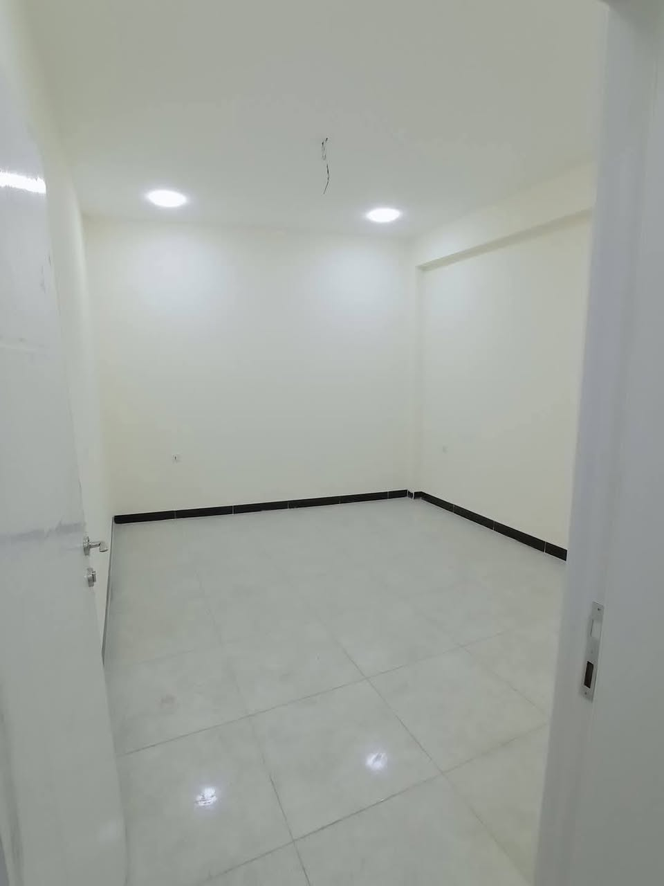 بيت طابو ملك صرف للبيع في منطقه السبع ابكار داخل فرع اسواق السطان مساحة الدار ٦٤م واجهه البيت ٤ يحتوي البيت على ٤ غرف نوم وصحيات عدد ٢ الاستفسار الاتصال على الرقم ***********
