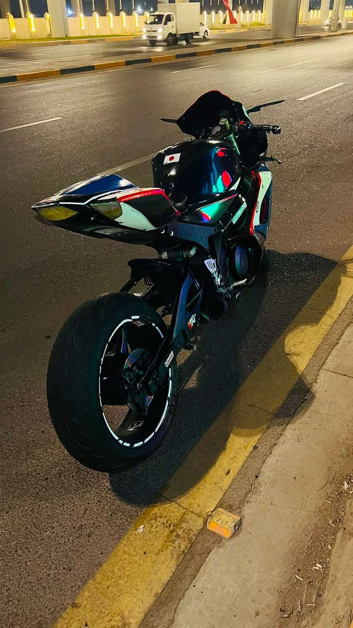 السلام عليكم sazuki gsxr 1000cc
الدراجه ماشيه 35 الف محرك كير كفاله عامه نكره بكل وقت استخدام جدا قليل 

عليها تهبيطه و بيها تطوالات راجعه زنجيل اصلي مري h2 بيها جنح كاربون الدراجه عليها وشم كاربون و بيها حماية يدات اصليه بيها قمبوره اصليه بيها هواي تزويد بعد الدراجه نصبتها حلوه و سعرها مناسب دخولها للعراق 20-21 
عليها برمجه طلق بك فاير 

عنوان… بغداد  

للاستفسار … رقم او واتساب ***********
اعتذر ما متواجد ع فيس
