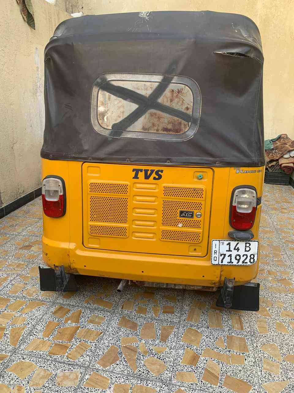 السلام عليكم شباب تكتكTVSموديل 20رقم وسنويه مكينه مفتوح مكان البصرة حي الشرطه سعر 5300 رقم الهاتف ***********
