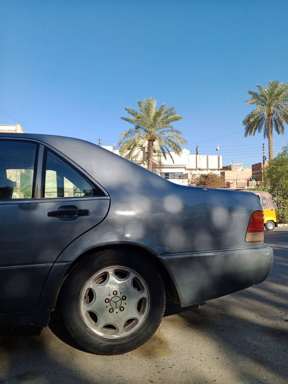 بسعر سايبة والله بيعه سريعة متوازي
السلام عليكم للبيع مارسدس شبح موديل 1994 سيارة وارد خليجي كاملة مكمله كهربائيات اشاير لايت عالي ناصي بك لايت هورن جام كهرباء يصعد وينزل دبل جام مكينه سته سلندر vvt تشك الكاع شلعة معدل  لاتنقيص ولاتبخير خير من الله تخم تاير جديد جواها سبير وجك بلجنطة سيارة مايعوزها برغي ((تحويل مباشر بأسمك )) رقم بغداد ألماني 
السعر : 36 ورقه وبيها مجال 
العنوان : بغداد الشعب يم سوك شلال 
الرقم : ***********
