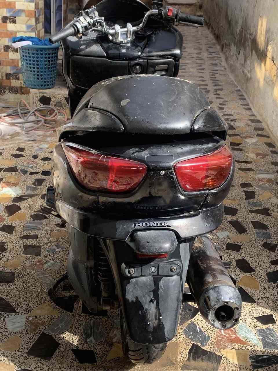 سلام عليكم دراجه فورزه مكينه كارتون
كهربائي كله شغال دراجه مناقصه شي 
وتضافته شوفت عينكم لايت زنون 
دراجه وكف بيه سلف سعره ٣٥ 
ابيع كوم حديد سعره ٦٥٠ *********** أو مراوس
