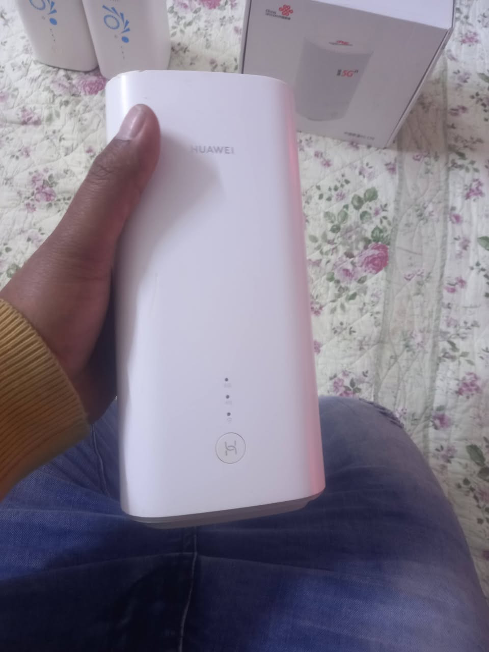 السلام وعليكم  .. مجموعه راوترات 5G  ثنين اثير  ثنين جوكر  واحد محمول جوكر 5G  كلمن سعر  واذا شلاع اراعي بل سعر .. وتساب ***********
