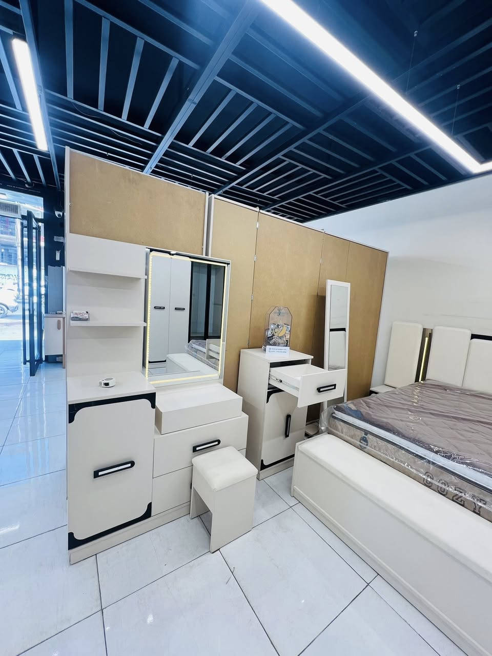 ماهان 10 قطع
مفرد : 1،500،000 
مواصفاتها:
• ظهر بلوك 9 ملم 
•سجة سل ستيل ثلاثية

•الكنتور مترتين و40سم 
•ملحق80سم 
•رتفاع مترتين 20 سم
•الجرباية والكومديات مترتين 86 سم
•الميز تواليت متر و10 سم

***********
